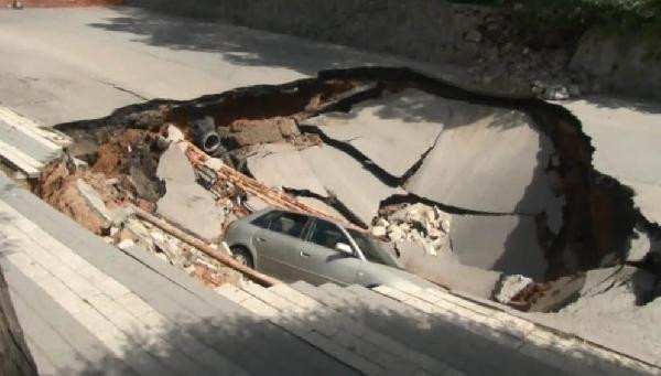 Ο δρόμος που οδηγεί στο νέο μέγα- τζαμί του Ερντογάν ξαφνικά κατέρρευσε (εικόνες,βίντεο)